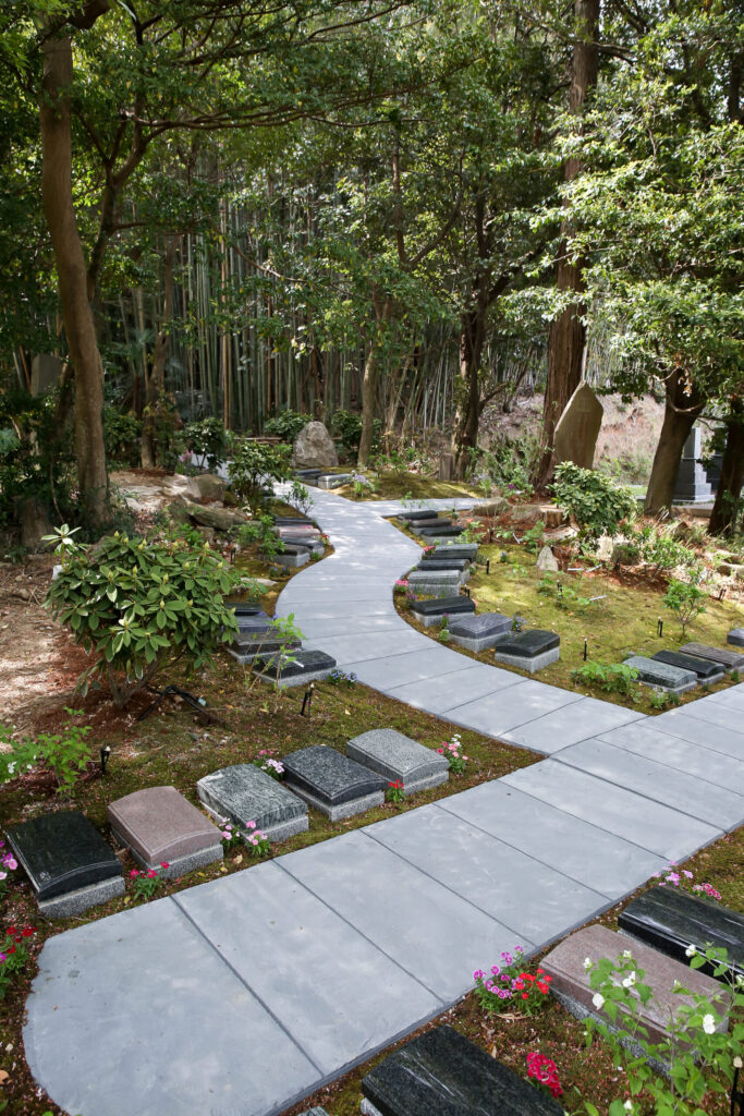 石畳の園路が交差する樹木葬区画の俯瞰（阿久比はなえみ墓園）