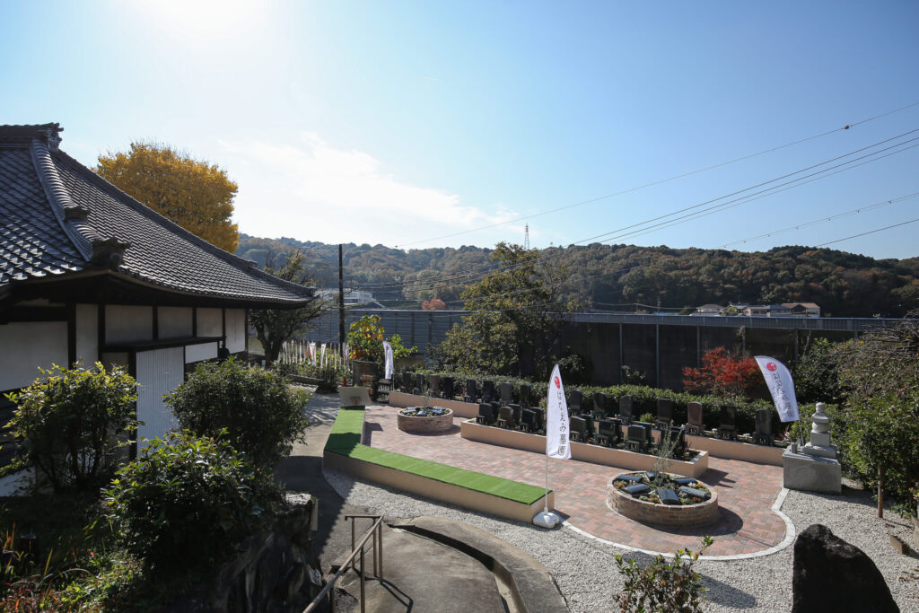 岡崎保母はなえみ墓園 俯瞰｜本堂横から見下ろした墓園全体・煉瓦花壇・墓石区画・山並み
