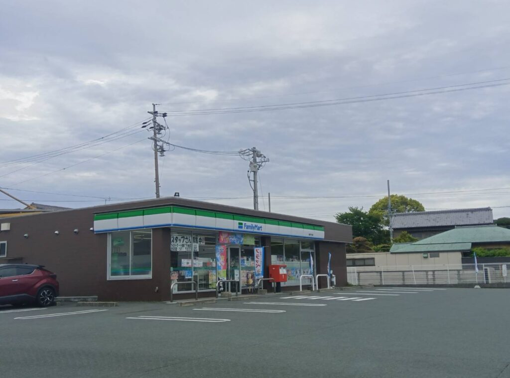 ファミリーマート豊橋下地店 緑白青のトリコロール看板 茶色レンガ調外壁 広い駐車場 周辺は住宅街と瓦屋根の伝統家屋