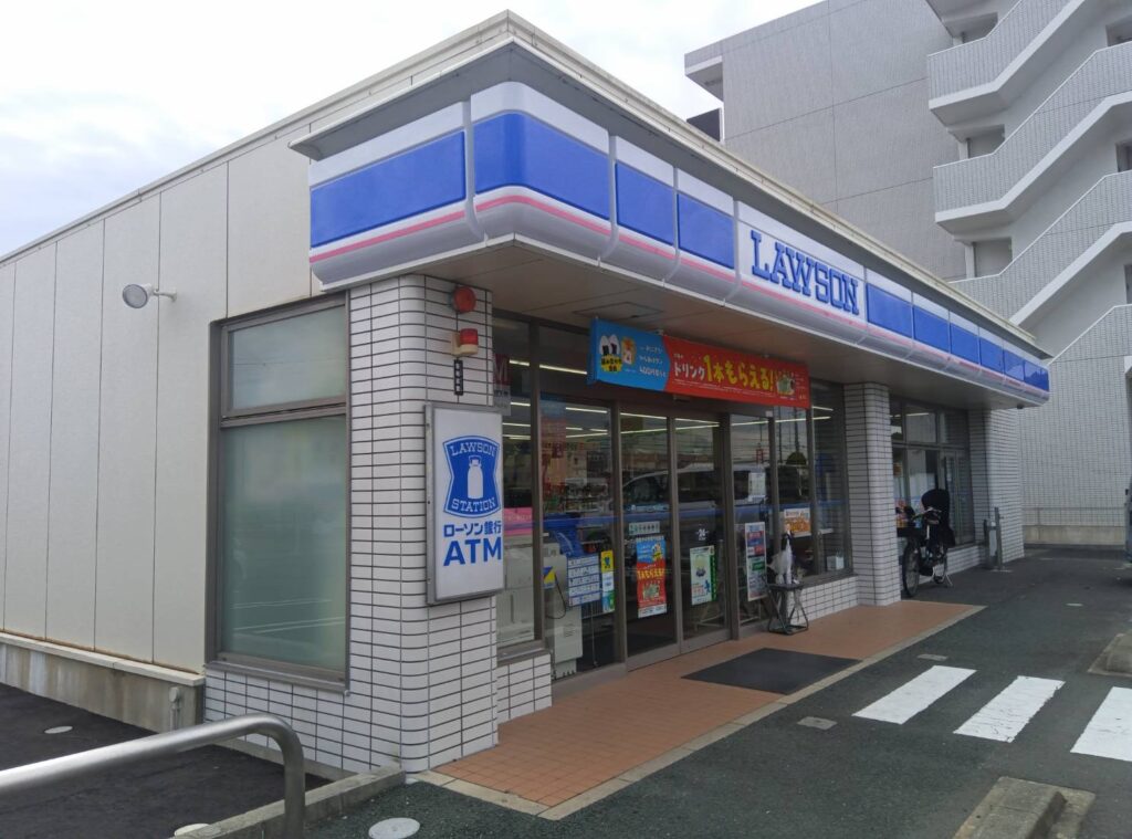 ローソン豊橋下地店 ブルーとホワイトのトリコロール看板 LAWSON STATION ATM 自動ドア 24時間営業 マンション併設