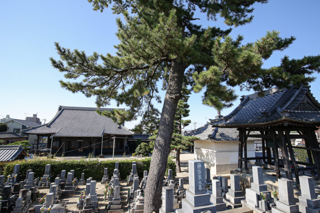 勝蓮寺の鐘楼と梵鐘｜岡崎市矢作町の真宗大谷派寺院