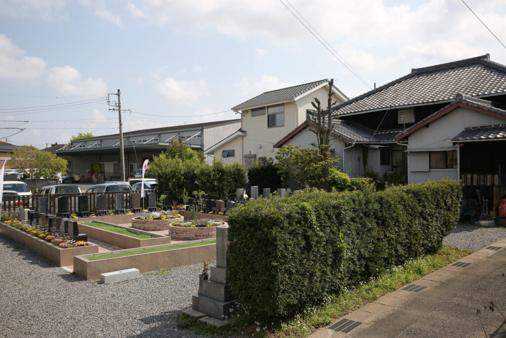 豊橋下地はなえみ墓園 街路から見た全景 マキ類の常緑生垣 H字型レンガ参道 円形樹木葬2基 既存檀家墓地 はなえみ墓園フラッグ 豊橋下地町の住宅街 瓦屋根の和風家屋