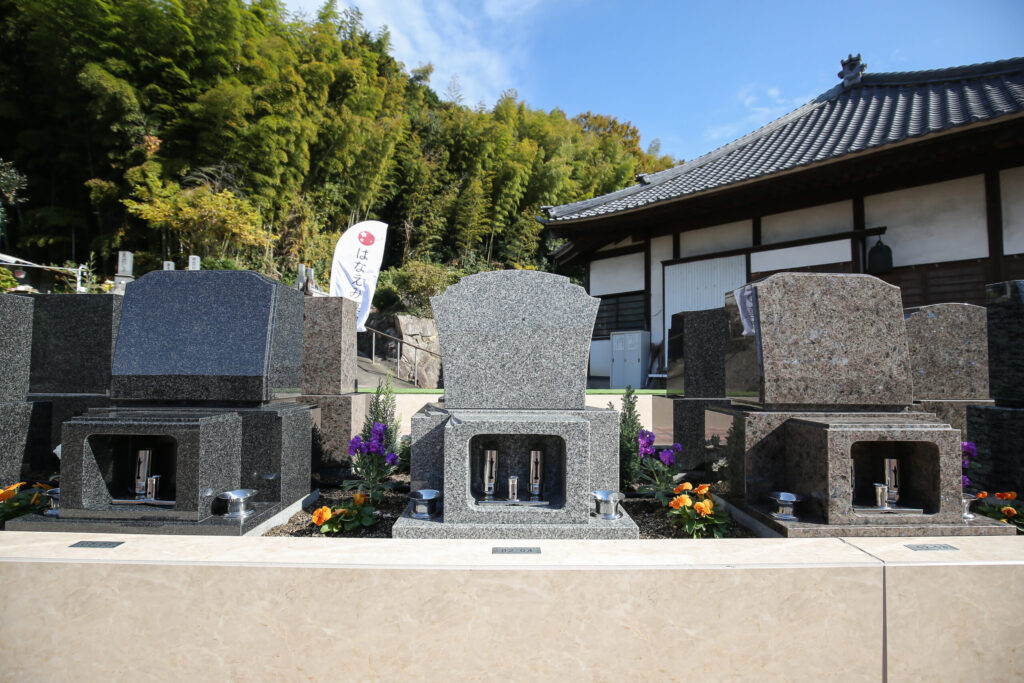 はなえみ墓園 洋型墓石｜黒御影・茶御影の洋型（コンパクトサイズ）墓石が並ぶ展示区画