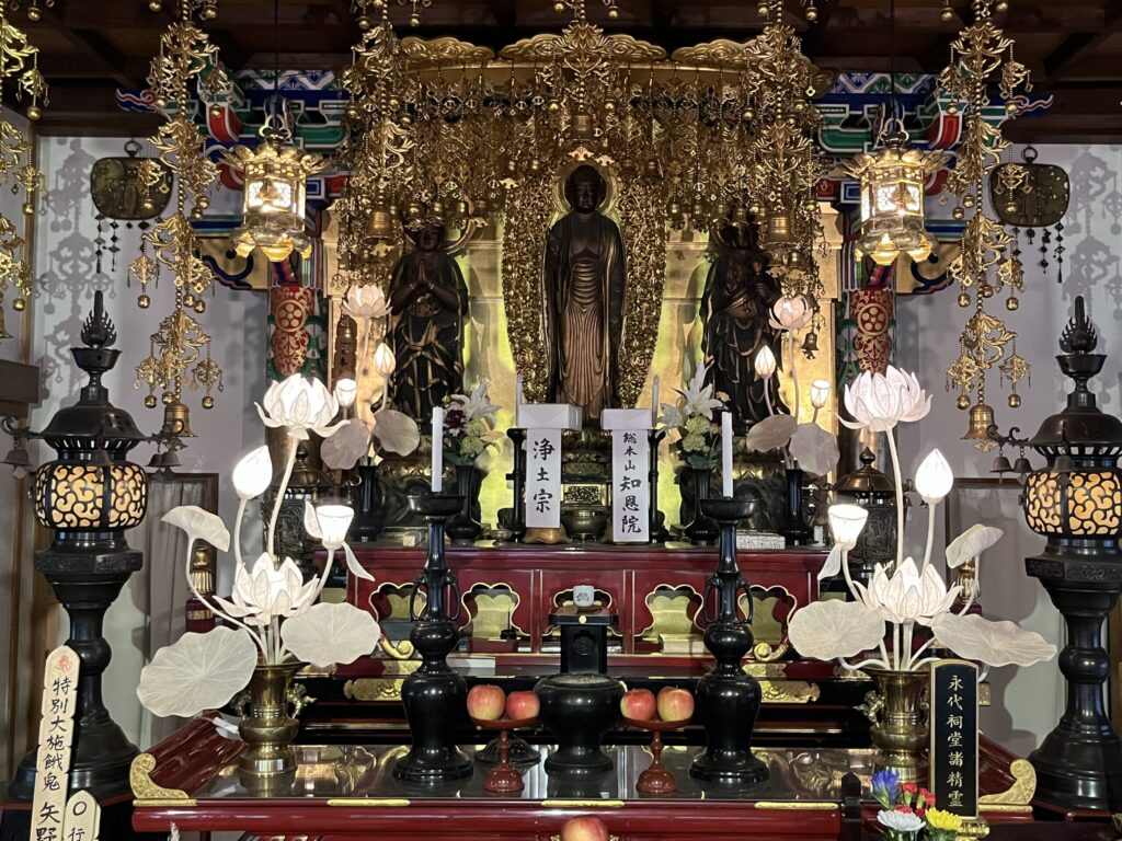 谷性寺 本堂の内陣・阿弥陀如来像（浄土宗 総本山知恩院）