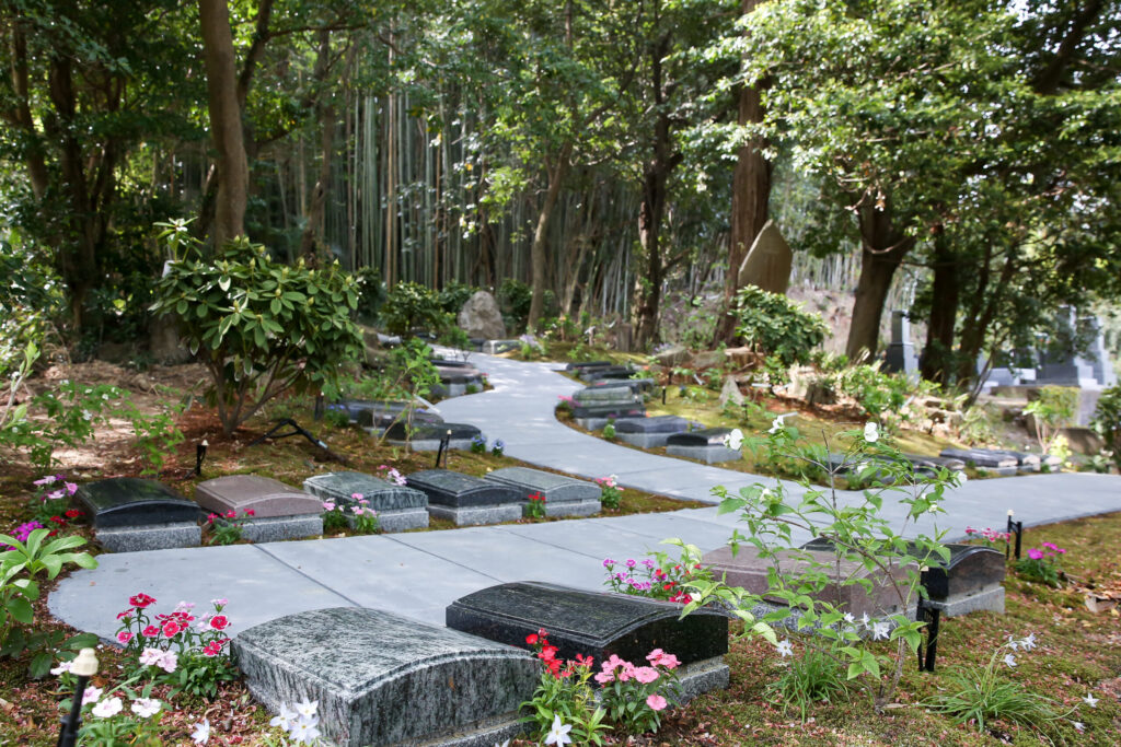 色とりどりの花と板型墓石が並ぶ樹木葬の庭園（阿久比はなえみ墓園）
