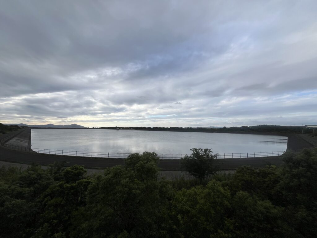 緑に囲まれた万場調整池のパノラマ｜水辺の自然環境