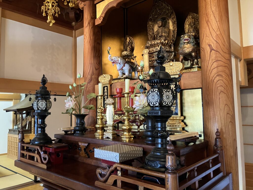 大仙寺本堂内陣に安置された本尊と諸尊像｜白象・獅子を従えた仏像