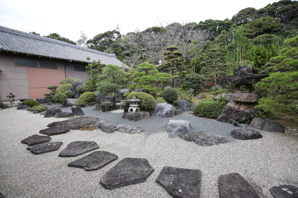 大円寺の枯山水庭園｜白砂と石組み・刈込の日本庭園｜豊橋市城下町
