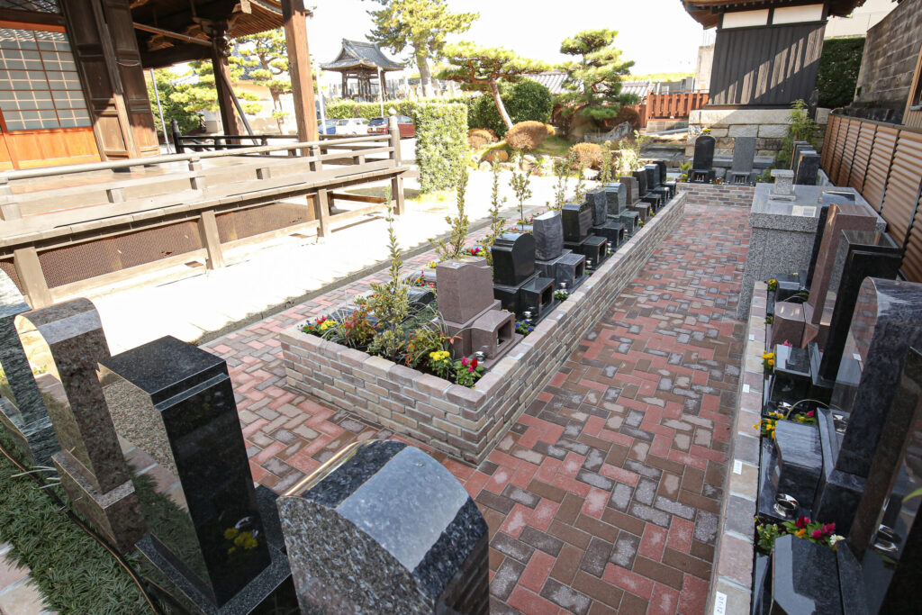 色とりどりの花に包まれた板型墓石｜岡崎はなえみ墓園の樹木葬