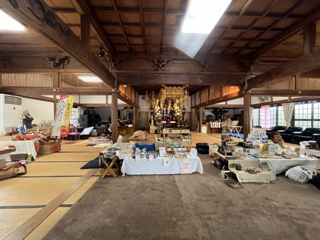 谷性寺の本堂で開かれた手づくり市（マルシェ）の様子