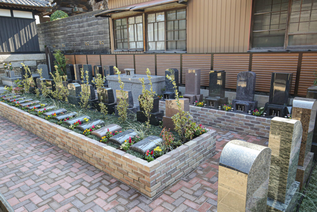 花を添えた洋型墓石2基｜岡崎はなえみ墓園の御影石墓石