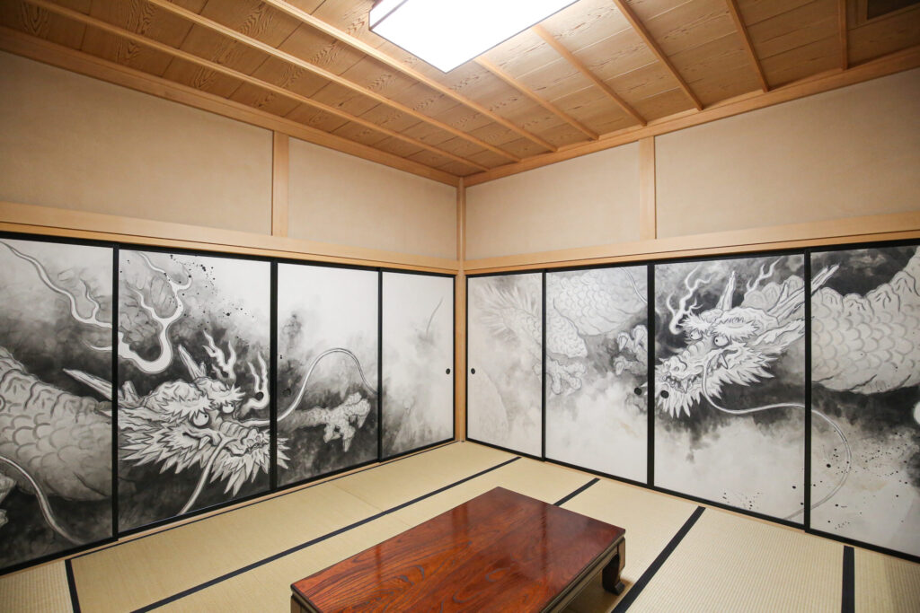 大円寺の双龍を描いた水墨の襖絵｜豊橋市城下町の曹洞宗寺院