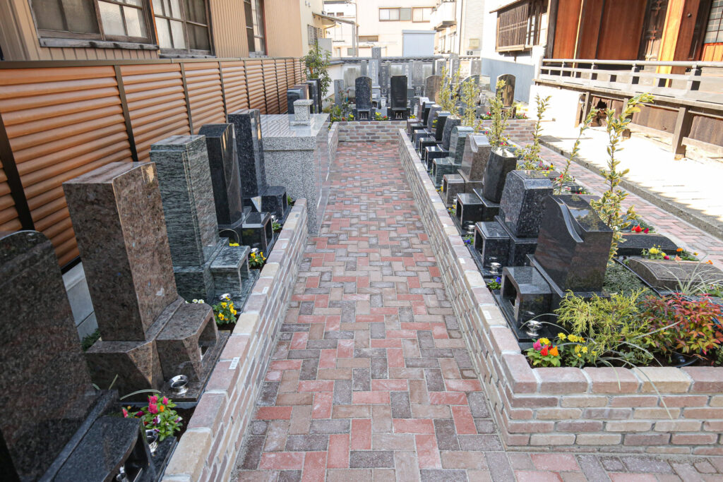 扇模様を彫った洋型墓石｜岡崎はなえみ墓園の御影石墓石