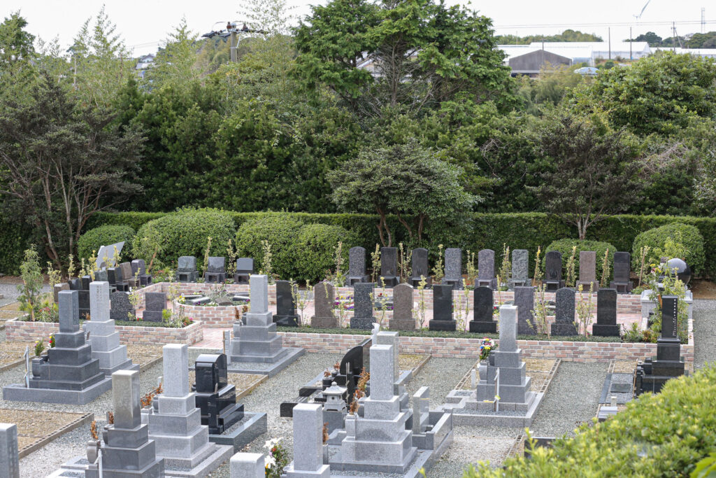 生け垣に囲まれた豊橋はなえみ墓園の全景｜大円寺の墓地