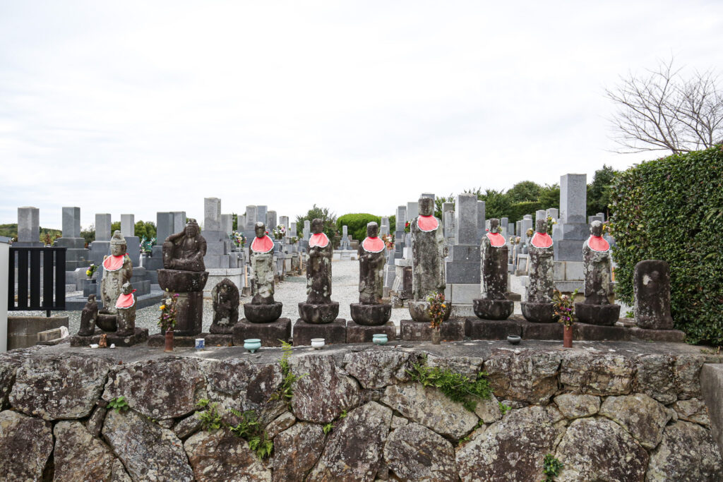 赤い前掛けの石仏が並ぶ大円寺の境内｜豊橋市城下町