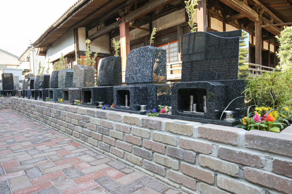 夕日に輝く黒御影石の墓石の列｜岡崎はなえみ墓園
