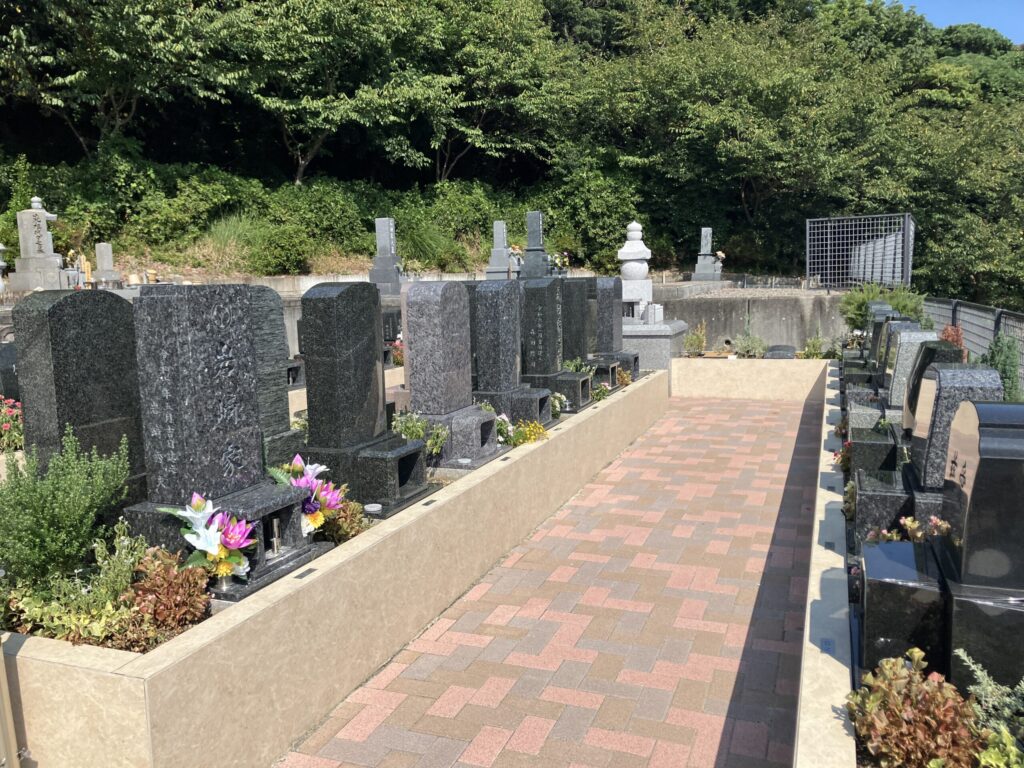 和型のお墓が並ぶ美浜はなえみ墓園｜花で彩られた永代供養付きの墓所