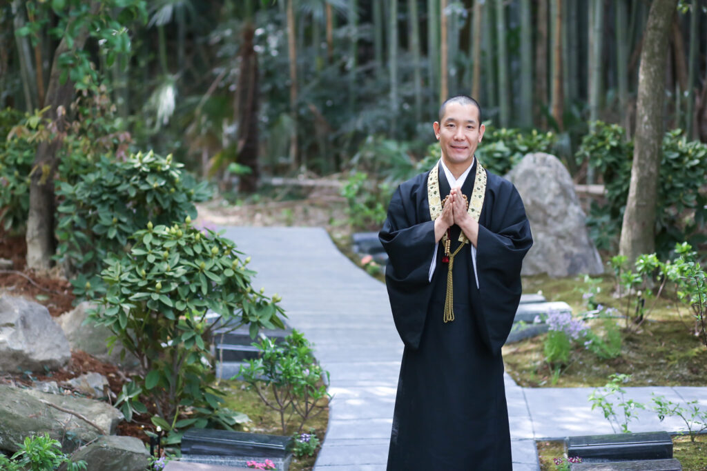 阿久比はなえみ墓園を管理する谷性寺のご住職（竹林の前で合掌）