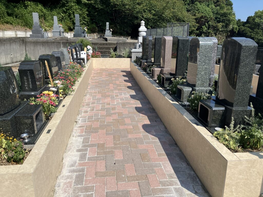 レンガ参道と和型のお墓が並ぶ美浜はなえみ墓園｜花に囲まれた墓所