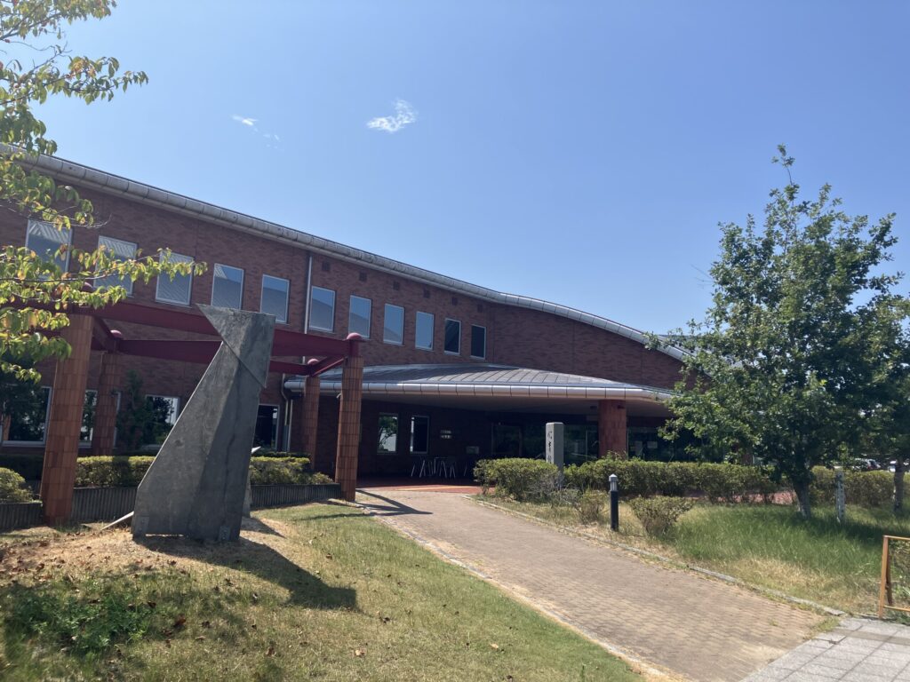 美浜はなえみ墓園周辺スポット/美浜町図書館　美浜町立図書館の外観｜美浜はなえみ墓園周辺の公共施設（知多郡美浜町）