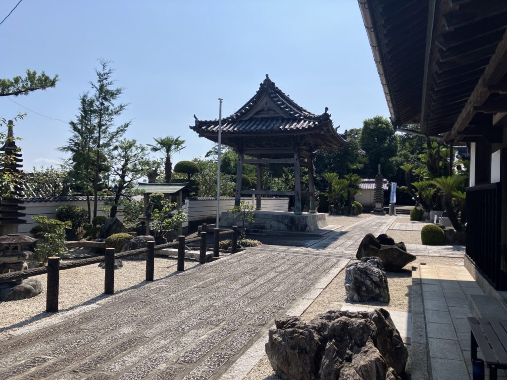 如意山大仙寺の枯山水庭園と本堂群｜手入れの行き届いた禅寺の境内