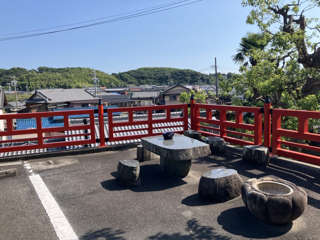 大仙寺の高台から望む美浜町の町並みと山々｜赤い欄干の展望スペース
