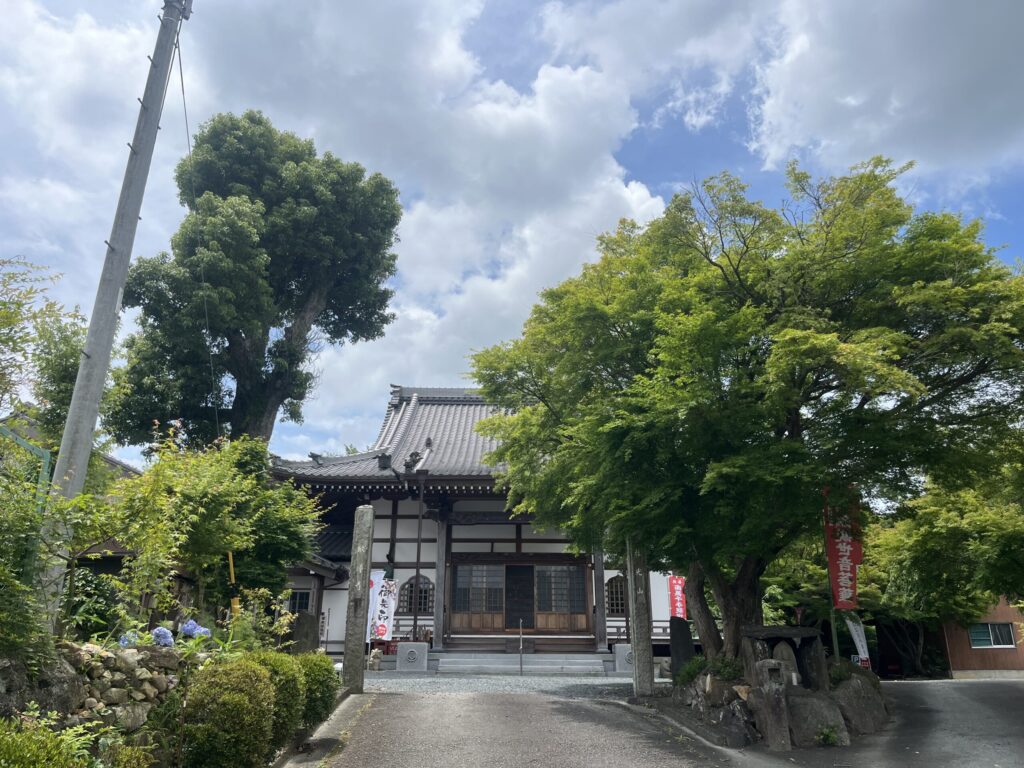 林光山欣浄寺の寺号標と山門越しに本堂を望む参道