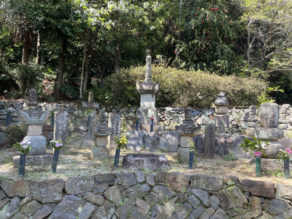 花岳寺 東條吉良氏歴代の墓所 五輪塔・宝篋印塔・板碑が並ぶ歴史遺構