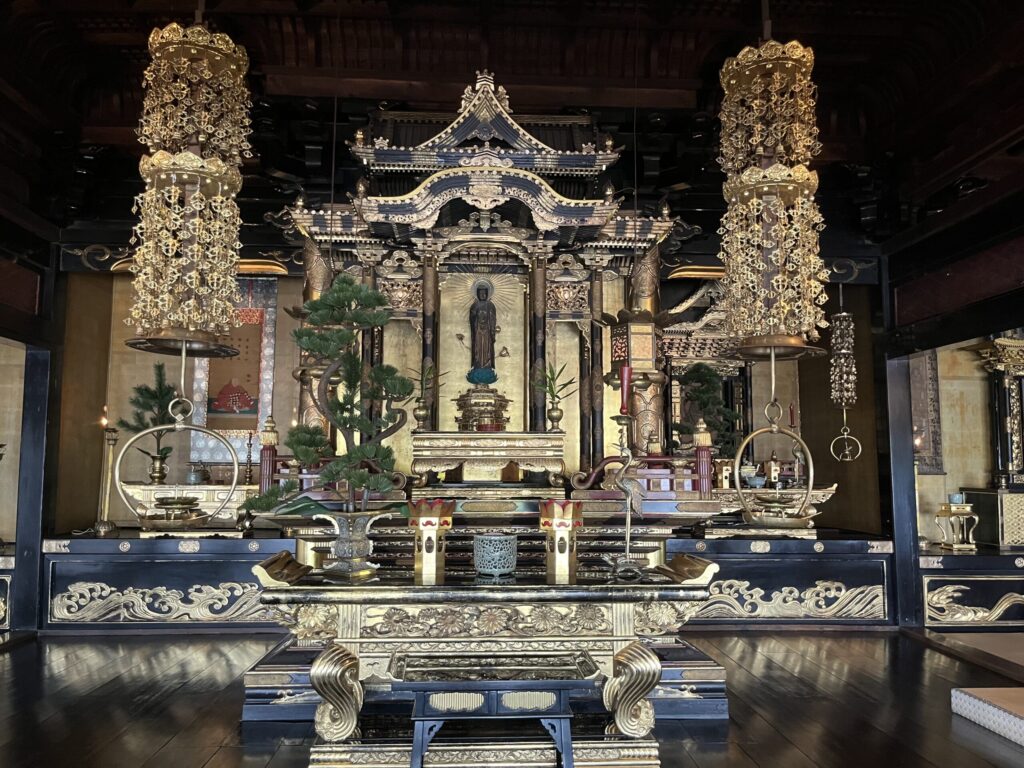 勝蓮寺の内陣｜金箔の須弥壇と本尊阿弥陀如来｜岡崎市矢作町