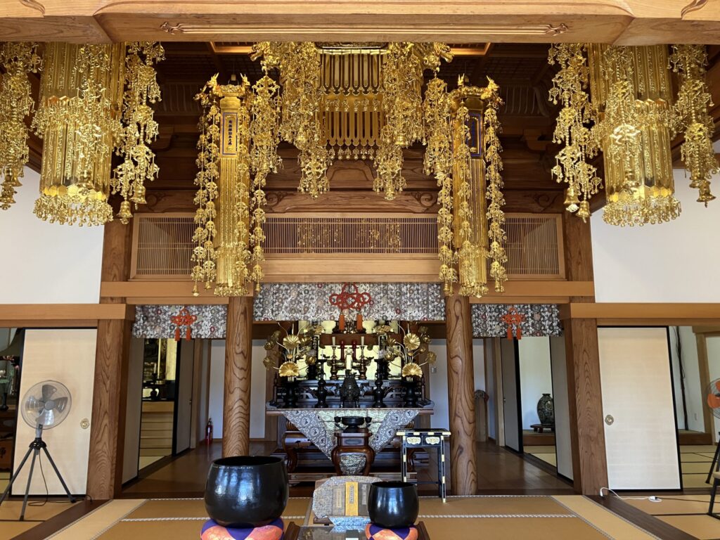如意山大仙寺の本堂内陣｜金色の天蓋・瓔珞が荘厳な臨済宗妙心寺派の須弥壇