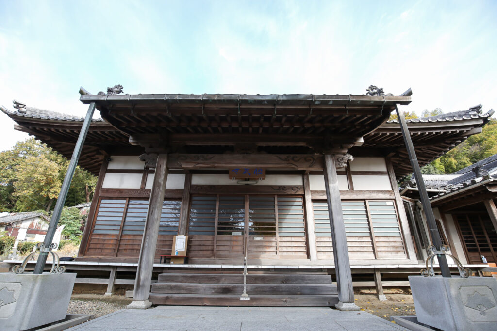 胎蔵寺 本堂の正面ファサード｜木造銅板葺き・獅子飾り・装飾彫刻・山号額のある寺院建築