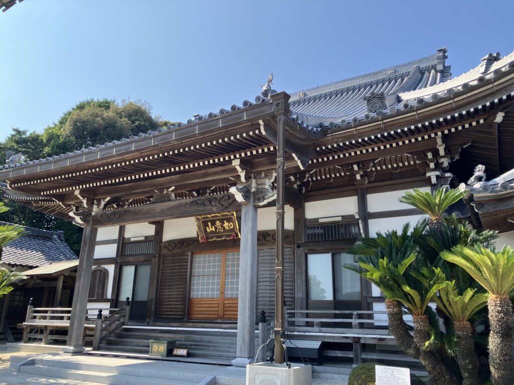 如意山大仙寺の本堂を斜めから望む｜ソテツと瓦屋根の美しい禅寺建築