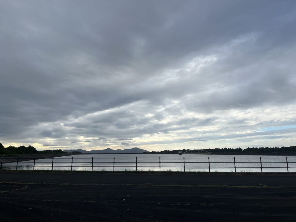 万場調整池の水辺の風景｜空と水が広がる散策スポット