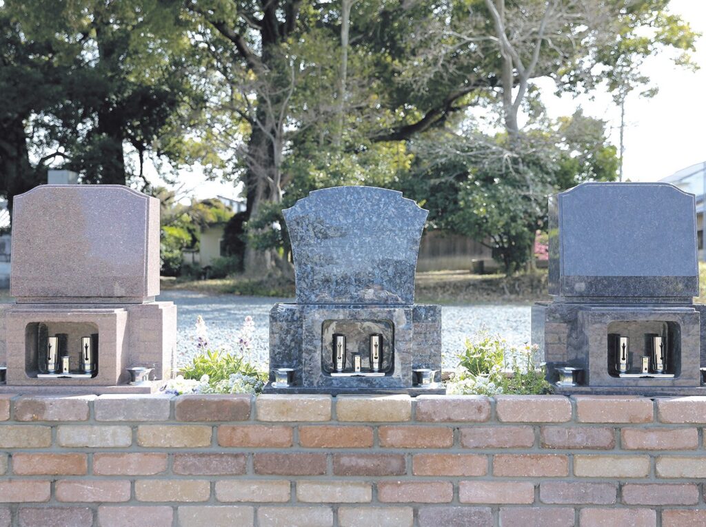 レンガ基壇に並ぶはなえみ墓園の低重心の洋型墓石3基