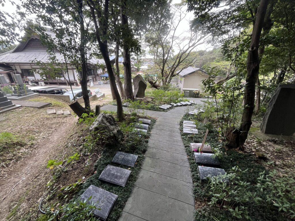 竹林と本堂に囲まれた阿久比はなえみ墓園の樹木葬庭園（俯瞰）