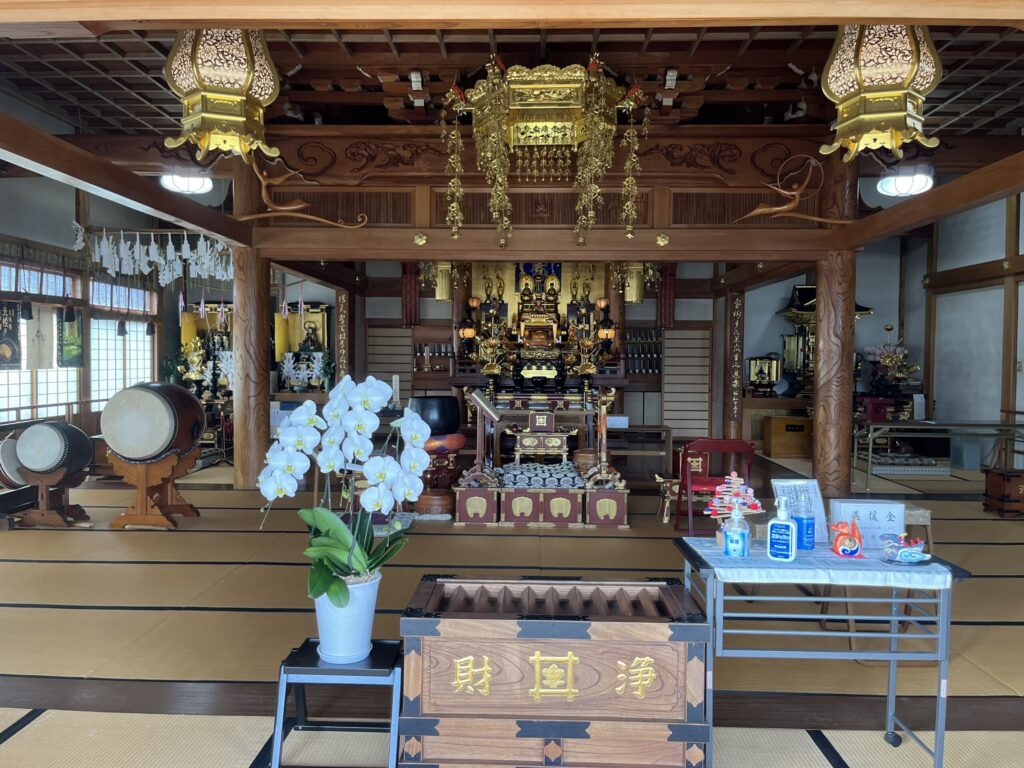 妙泰寺　本堂内観の写真。