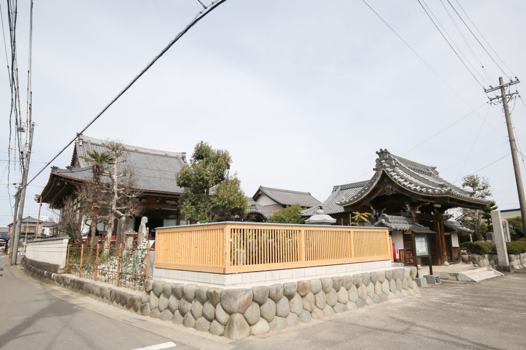 一宮はなえみ墓園(妙泰寺)　外観写真　石垣とフェンス、山門の写真