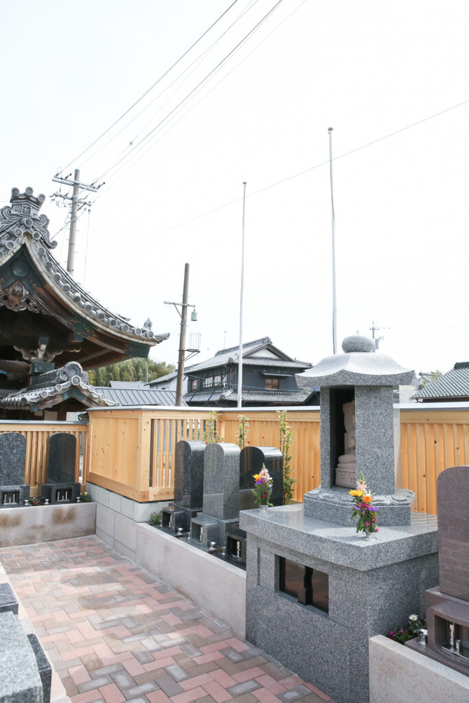 一宮はなえみ墓園(妙泰寺)　合祀墓と和型墓石の写真