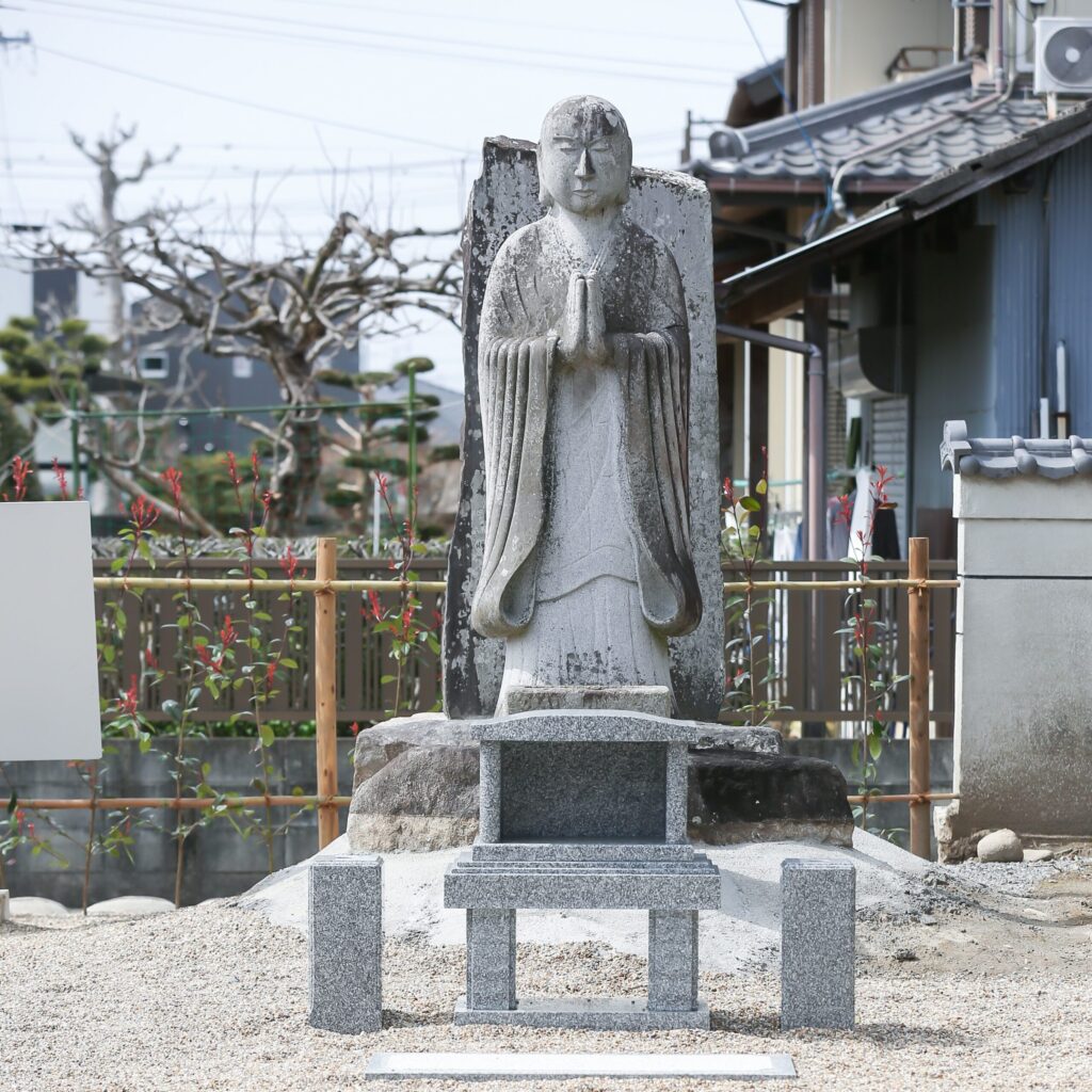 一宮はなえみ墓園(妙泰寺)　境内像の写真。